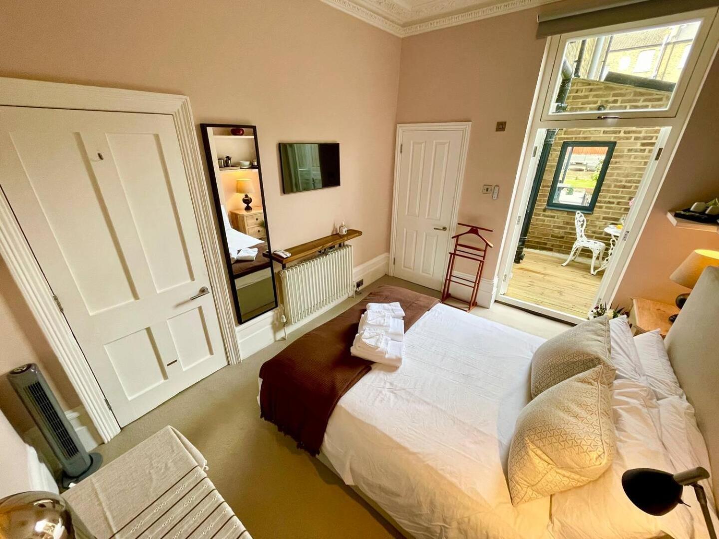 Luxury King-Bed Ensuite With Quiet Private Patio London Luaran gambar
